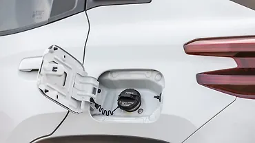 सिट्रोएन बसॉल्ट X फ़्यूल लिड खोलें