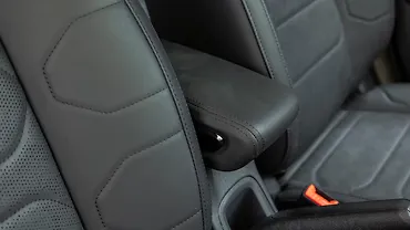 सिट्रोएन बसॉल्ट X फ्रंट सेंटर आर्म रेस्ट