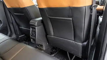 सिट्रोएन बसॉल्ट X आगे की सीट के पीछे के पॉकेट्स