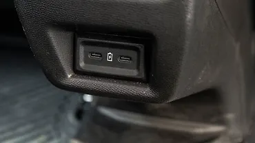 सिट्रोएन बसॉल्ट X पीछे की ओर चार्जिंग पॉइंट