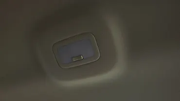 सिट्रोएन बसॉल्ट X पीछे की रो में रूफ़ माउंटेड केबिन लैम्प्स