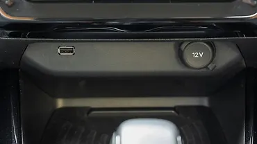 सिट्रोएन बसॉल्ट X यूएसबी पोर्ट / ऑक्स / पावर सॉकेट / वायरलेस चार्जिंग