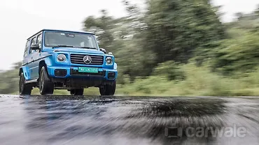 मर्सिडीज़ बेंज़ G580 EQ टेक्नोलॉजी के साथ ठीक सामने तीन चौथाई