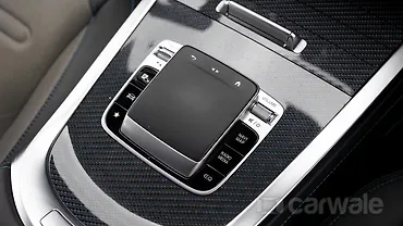 मर्सिडीज़ बेंज़ G580 EQ टेक्नोलॉजी के साथ सेंटर कंसोल/सेंटर कंसोल स्टोरेज