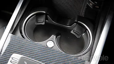 मर्सिडीज़ बेंज़ G580 EQ टेक्नोलॉजी के साथ कप होल्डर्स