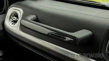 मर्सिडीज़ बेंज़ G580 EQ टेक्नोलॉजी के साथ डैशबोर्ड