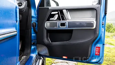 मर्सिडीज़ बेंज़ G580 EQ टेक्नोलॉजी के साथ रियर डोर पैड