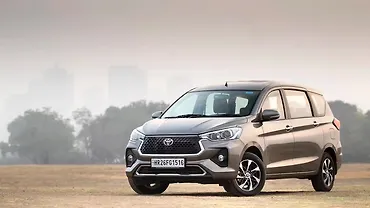 टोयोटा रुमियन हुई अब और सेफ़; सभी वेरीएंट्स में मिलेंगे 6 एयरबैग्स