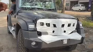 डीलर के पास देखा गया महिन्द्रा की तीन दरवाज़ों वाली थार का फ़ेसलिफ़्ट वर्ज़न! डीलर के पास देखा गया महिन्द्रा की तीन दरवाज़ों वाली थार का फ़ेसलिफ़्ट वर्ज़न!