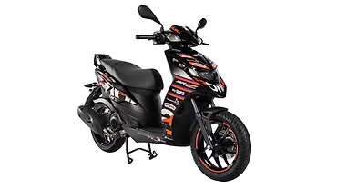 1.22 लाख रुपए में लॉन्च हुआ अप्रिलिया SR-GP रेप्लिका 175!