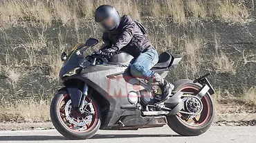 टेस्टिंग के दौरान नई नॉर्टन V4 बाइक को यूके में देखा गया; EICMA में हो सकता है डेब्यू!