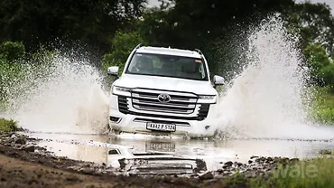 टोयोटा लैंड क्रूज़र सामने का दृश्य