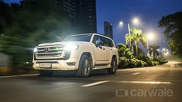 टोयोटा लैंड क्रूज़र लेफ्ट फ्रंट थ्री क्वार्टर