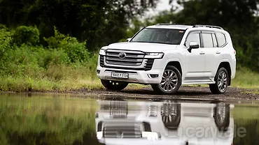 टोयोटा लैंड क्रूज़र लेफ्ट फ्रंट थ्री क्वार्टर