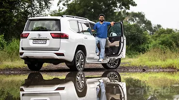 टोयोटा लैंड क्रूज़र राइट रियर थ्री क्वार्टर