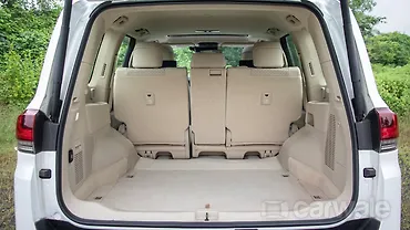 टोयोटा लैंड क्रूज़र बूटस्पेस