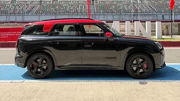 मिनी कंट्रीमैन राइट साइड का दृश्य