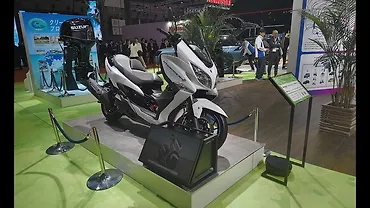 जापान मोबिलिटी शो 2025 में सुज़ुकी ने पेश किया नया बर्गमैन हाइड्रोजन स्कूटर!