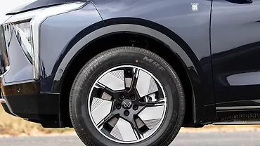 Mahindra XEV 9S Front Fender