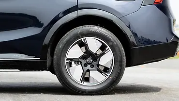 Mahindra XEV 9S Rear Fender