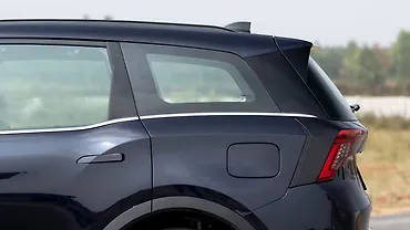 Mahindra XEV 9S Rear Quarter Glass