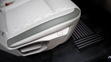 Mahindra XEV 9S Rear Row Seat Adjustment Manual