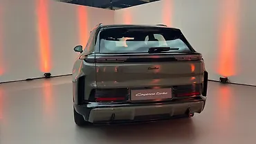 पोर्शे Cayenne Electric पीछे का व्यू