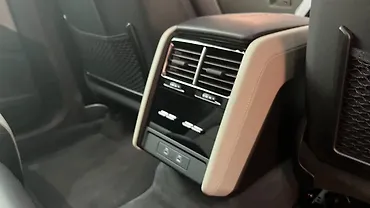 पोर्शे Cayenne Electric रियर रो एयर वेंट