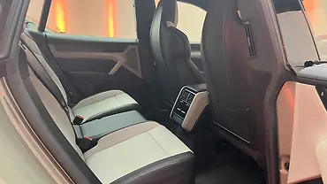 पोर्शे Cayenne Electric पीछे की सीटें