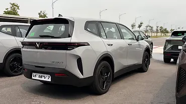 विनफ़ास्ट VF एमपीवी 7 राइट रियर थ्री क्वार्टर