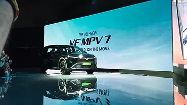 विनफ़ास्ट VF एमपीवी 7 ठीक सामने तीन चौथाई