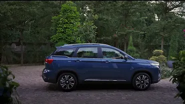 MG Hector Plus Right Side View