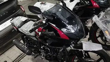 डीलरशिप्स पर पहुंचने लगी नई बजाज पल्सर 220F; डयुअल-चैनल एबीएस से लैस है बाइक!