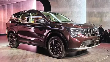 Mahindra XUV 7XO Right Front Three Quarter