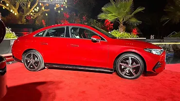 मर्सिडीज़ बेंज़ सीएलए राइट साइड का दृश्य