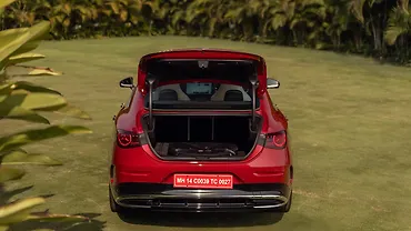 मर्सिडीज़ बेंज़ सीएलए खुला बूट/ट्रंक