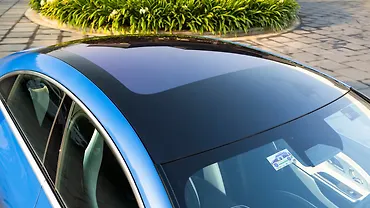 मर्सिडीज़ बेंज़ सीएलए कार की छत