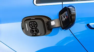 मर्सिडीज़ बेंज़ सीएलए ईवी कार चार्जिंग इनपुट प्लग