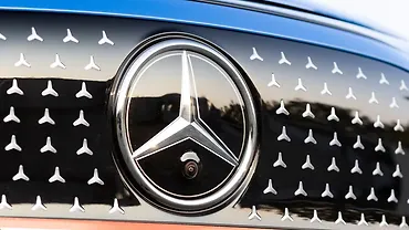 मर्सिडीज़ बेंज़ सीएलए सामने का लोगो