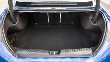 मर्सिडीज़ बेंज़ सीएलए बूटस्पेस