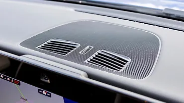 मर्सिडीज़ बेंज़ सीएलए सेंट्रल डैशबोर्ड - टॉप स्टोरेज/स्पीकर