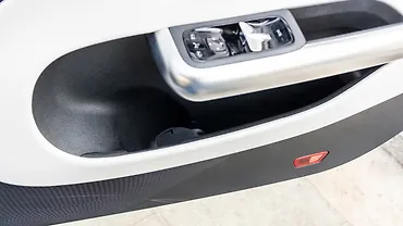 मर्सिडीज़ बेंज़ सीएलए ड्राइवर साइड फ्रंट डोर पॉकेट