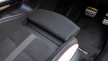 मर्सिडीज़ बेंज़ सीएलए ड्राइवर सीट का एड्जस्टेबल अंडर-थाई सपोर्ट