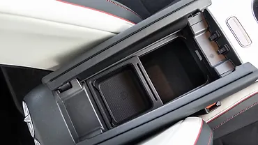 मर्सिडीज़ बेंज़ सीएलए फ्रंट सेंटर आर्म रेस्ट स्टोरेज