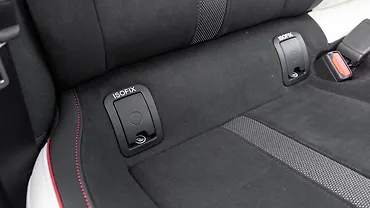 मर्सिडीज़ बेंज़ सीएलए पीछे की रो में आइसोफ़िक्स चाइल्ड सीट माउं​टिंग पॉइंट