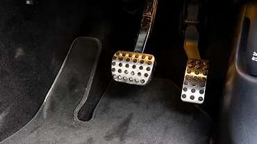 मर्सिडीज़ बेंज़ सीएलए पेडल्स/पैर कंट्रोल्स