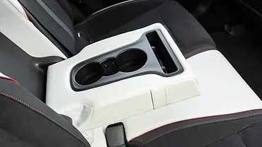 मर्सिडीज़ बेंज़ सीएलए पीछे की ओर कप होल्डर्स