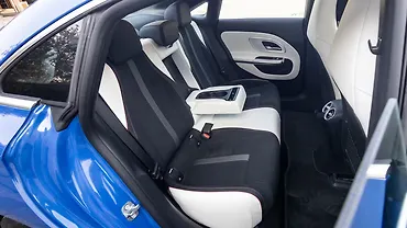 मर्सिडीज़ बेंज़ सीएलए पीछे की ओर के रो के बीचोंबीच आर्म रेस्ट