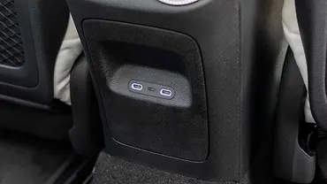 मर्सिडीज़ बेंज़ सीएलए पीछे की ओर चार्जिंग पॉइंट