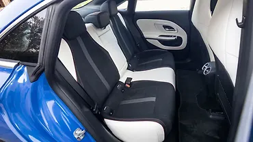 मर्सिडीज़ बेंज़ सीएलए पीछे की सीटें